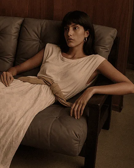 Guest relaxing in the Óris lounge